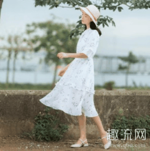 谁说碎花裙显老不时尚潮牌信息 这几种穿搭方式不要错过（谁说碎花裙显老不时尚 这几种穿搭方式不要错过）
