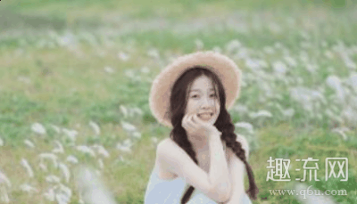 都相对更潮牌品牌有休闲感（小白裙配什么发型好看 小白裙配色什么颜色的包包好看）