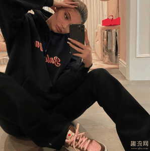 她与服装品潮牌信息牌PacSun合作（Kylie上脚 Stussy x Dunk SB Travis Scott与Kylie复合了吗）