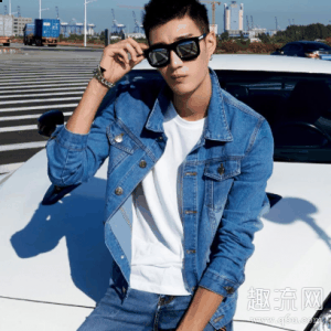 因此将牛仔外潮牌资讯套反过来晾晒（牛仔外套配什么内搭 牛仔外套怎么洗不掉色）