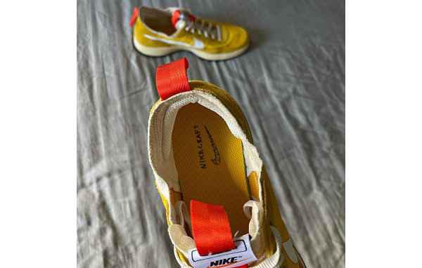 鞋带孔、鞋跟护边与贴片以潮牌信息及绒面革鞋尖等处均以黄色替换（Tom Sachs x NikeCraft GPS 联乘鞋款黄色版本曝光）