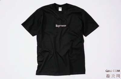 Supreme x Swarovski全新联名 25 周年纪念系列 T恤实物赏析 此番潮牌商城携手Swarovski带来的 25 周年纪念系列其中一款是以最受死忠们追捧的 Box Logo T-Shirt 以 1（Supreme 25周年联名系列即将发售 Supreme x Swarovski全新联名庆祝25周年）