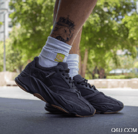 Yeezy700纯黑上脚图 Yeezy纯黑700货量大吗