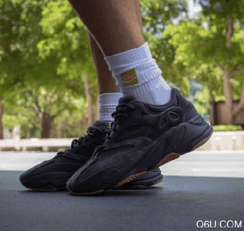 Yeezy700纯黑上脚图 Yeezy纯黑700货量大吗