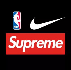 看最近潮咖的上脚率就知道咯！ 再来看Supreme × Nike Zoom Streak Spectrum 潮牌信息Plus 极具识别度的火焰图案Thrasher呢~ Supreme logo和world famous的字样就足够让鞋头们东西吧~ ▲不过港真（Supreme X Nike2018年有哪些鞋 Supreme联名NIKE鞋款发售信息）