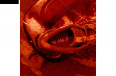 近期意大利潮流地标 Slam 潮牌信息Jam 又联合萨洛蒙推出了全新鞋履单品（萨洛蒙 x Slam Jam 全新联乘 XT-4 鞋款即将上架）