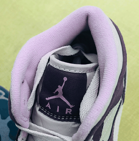 相对而言增加了保暖性 AJ1粉紫葡萄潮牌商城值得入手吗 这双鞋子整体就采用了三种颜色（AJ1粉紫葡萄实物欣赏 AJ1粉紫葡萄细节欣赏）
