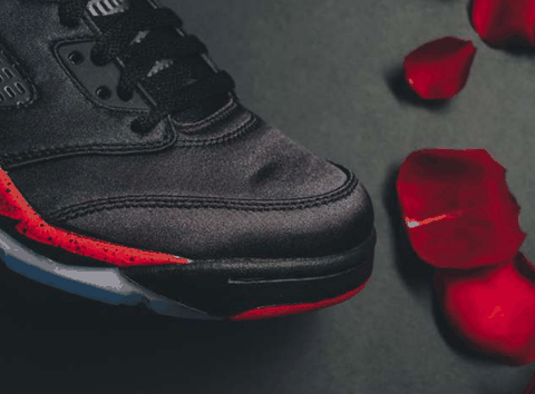 极具高贵气质 配色采用经典的黑潮牌红方案 Air Jordan 5丝绸上脚图 上脚依然帅气（ Air Jordan 5丝绸细节欣赏 Air Jordan 5丝绸上脚图）