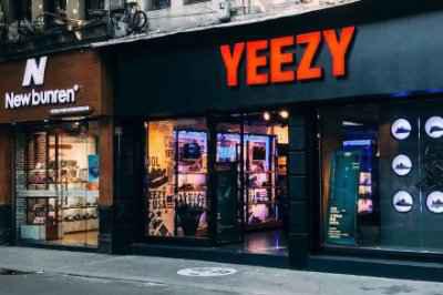  最近温州开设了一键名潮牌品牌字为YEEZY的鞋店新闻很火爆（温州YEEZY鞋店“荣登”海外头条 假货的天堂）