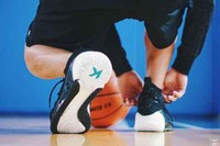 这款黑蓝配色潮牌是很低调的(深度赏析安踏KT4 汤普森4代球鞋性能怎么样) 这款黑蓝配色潮牌是很低调的(深度赏析安踏KT4 汤普森4代球鞋性能怎么样)