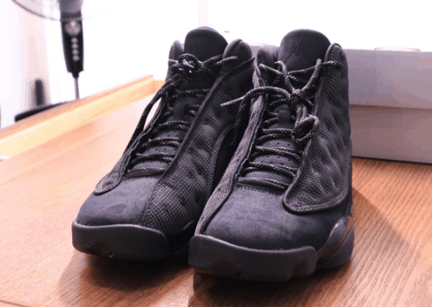 进一步提升鞋子的透气性潮牌 同时尼龙网布进行了反光处理（Air Jordan 13黑猫实物欣赏 Air Jordan 13黑猫脚感怎么样）