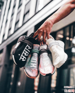 虽然 Hu NMD 与 Ye潮牌资讯ezy 一样同为人气鞋款（菲董联名NMD值得买吗 菲董联名NMD脚感怎么样）