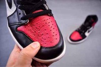 浓浓的 Chi潮牌商城cago Bulls 气氛（AJ1黑红脚趾和AJ1黑脚趾有何不同 AJ1黑脚趾和禁穿脚趾对比图）