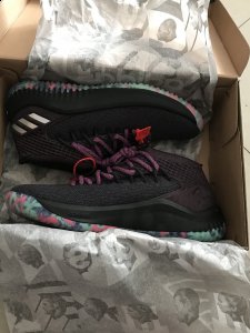 恐怕大家每个人的看法都不一样 adidas Dame4 CNY值得入手吗 关于入手的问题相信潮牌品牌只要买过的小伙伴都只有一个答案 那就是值得 q6u网小编表示这双鞋只要入手就绝对是值得的 超高的性价比（利拉德4 CNY实物开箱图 adidas Dame4 CNY值得入手吗）