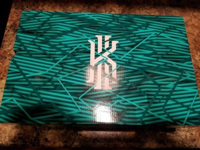 对于最近出的欧潮牌资讯文4不是特别的感冒（欧文3酒红开箱 kyrie 3酒红色开箱测评）