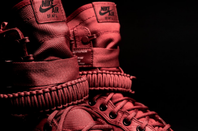 发售价格为潮牌信息 $180 美元（耐克WMNS SF-AF1暗红配色好看吗 Nike WMNS SF-AF1 “Black Patent” 多少钱）