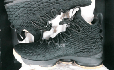  Nike LeBron 15 “Black Gum” 货号：8976潮牌资讯48-300 发售日期：2017 年 12 月 发售价格：$185 美元 （lbj15黑生胶开箱图 詹姆斯15代“Black Gum”实物开箱）