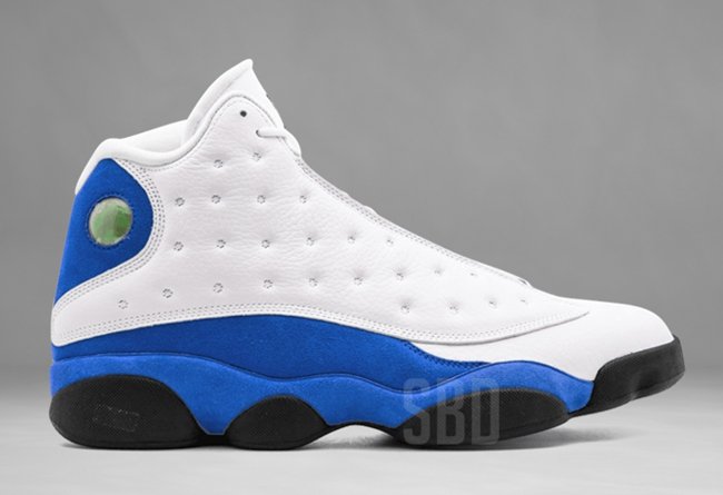 大面积白色优潮牌质皮革覆盖鞋身（AJ13“Hyper Royal”白蓝配色好看吗 Air Jordan 13 “Hyper Royal” 多少钱）