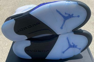 近期该配色也被移植潮牌到 Air Jordan 5 鞋款之上（康扣 AJ5 全新“Concord”配色鞋款释出，经典方案移植）