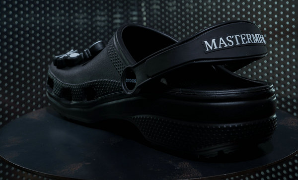  最近 Cro潮牌cs 动作不断（Crocs x mastermind JAPAN 全新联名 Clog 鞋款释出）