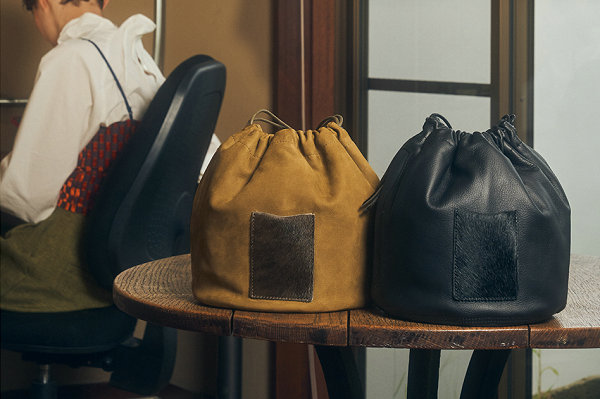 BEAMS 找来 SLOW 一同推出了专为潮牌信息现代场景设计的头盔包与个人物品包（BEAMS x SLOW 全新联名包袋系列上架，专为现代场景设计）