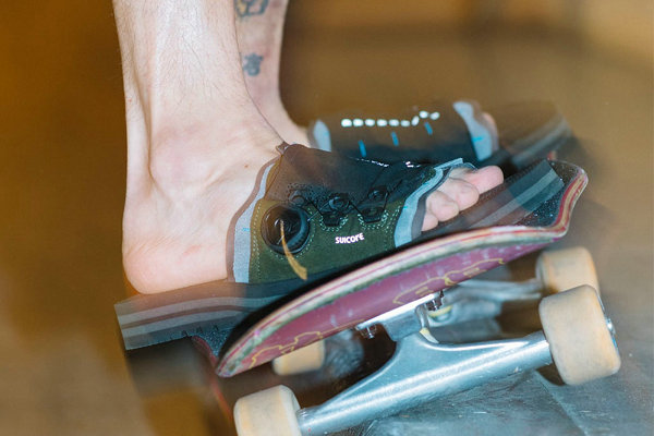 绒面革与人造皮革制作的三层鞋面潮牌信息与原创 Vibram ARCTIC GRIP SKAG 2pcs 鞋底一同出镜（Suicoke x Evisen Skateboards 全新合作鞋款系列开售）