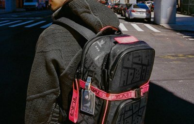 同时纽约风格的地图衬里、基于东京设计的吊潮牌信息绳以及巴西圣保罗街道等细节也彰显了世界各地的街头灵感（途明 TUMI x Jeff Staple 全新联名包袋系列上架）