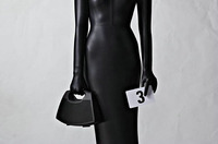 这款 Balenciaga 打造的 BO 扬声器手提潮牌品牌包首次亮相于巴黎世家第 51 季高级定制秀场（巴黎世家 x Bang Olufsen 全新联名扬声器手提包释出）