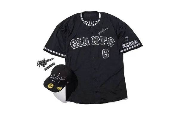 这边 Yohji Yamamoto 又再度携手潮牌商城日本职业棒球队 GIANTS 推出了合作设计（山本耀司 x GIANTS 全新合作胶囊系列公布）