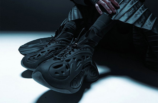伦敦独立鞋履设计师兼艺术家 Mr. Bai潮牌汇潮牌网ley 与阿迪合作打造的“OZLUCENT”鞋款终于公布了官图（阿迪达斯 x Mr. Bailey 全新联名“OZLUCENT”鞋款抢先预览）