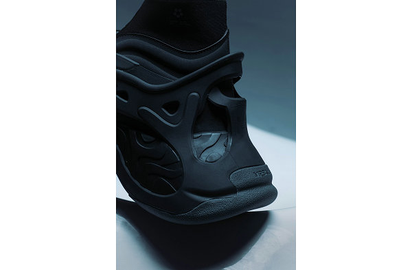 伦敦独立鞋履设计师兼艺术家 Mr. Bai潮牌汇潮牌网ley 与阿迪合作打造的“OZLUCENT”鞋款终于公布了官图（阿迪达斯 x Mr. Bailey 全新联名“OZLUCENT”鞋款抢先预览）