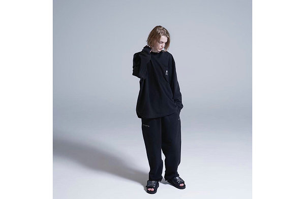 这边日本鞋履品牌 Suicoke 又携手潮牌暗黑系潮流品牌 mastermind JAPAN 推出了新作（Suicoke x MMJ 全新联乘鞋款及服饰系列上架）