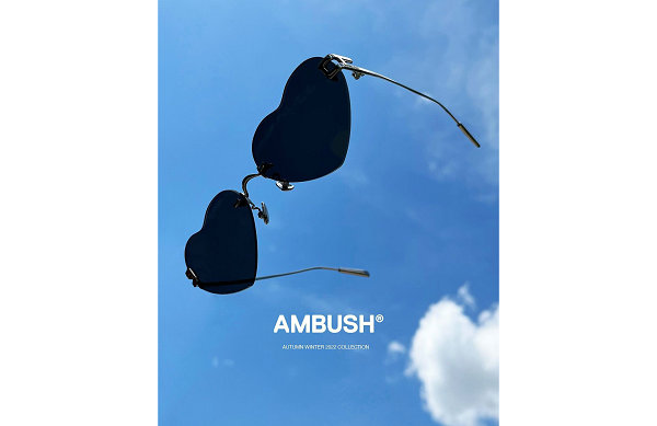 这边 Yoon Ahn 主理的 AM潮牌商城BUSH 又揭晓了一组胶囊墨镜单品（AMBUSH 全新限定款心型墨镜系列即将来袭）