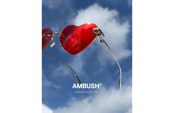 这边 Yoon Ahn 主理的 AM潮牌商城BUSH 又揭晓了一组胶囊墨镜单品（AMBUSH 全新限定款心型墨镜系列即将来袭）