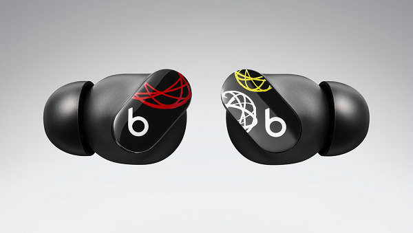 这边高端耳机品牌 Beats 又携手潮牌先锋涂鸦艺术家 Futura 推出了全新单品（Beats x Futura Laboratorie 全新联名耳机即将登场）