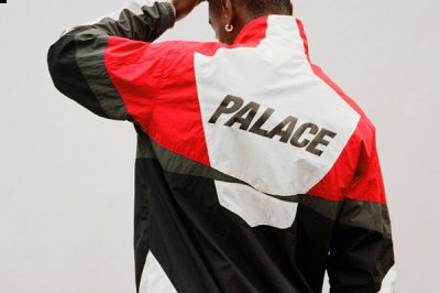 另外还有色调鲜艳潮牌的几何图案赛车夹克（Palace 2022 秋冬系列 Lookbook 赏析，复古运动风）