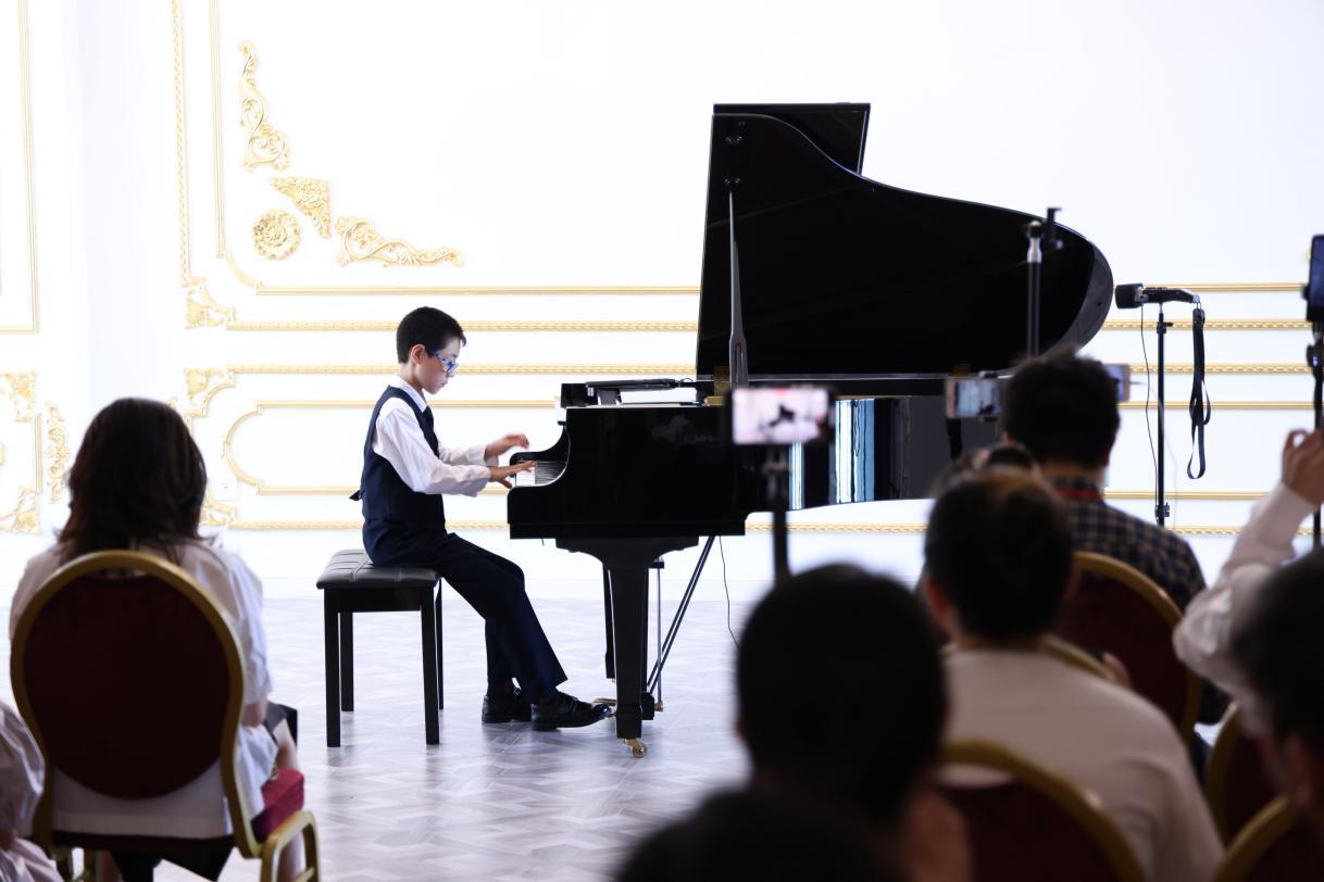 为第十一届深圳钢琴公开赛潮牌创造了严肃、准确、权威的评判标准（穿过阴霾，走进阳光——第十一届深圳钢琴公开赛圆满落幕）