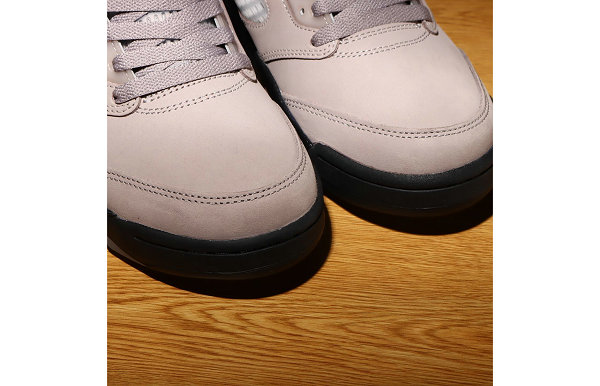 灰色鞋面搭配红色鞋带潮牌品牌扣与蓝色飞人 Logo 鞋舌呈现（PSG 大巴黎 x Air Jordan 5 Low 联名鞋款发售详情公布）