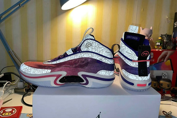 近期 Jordan Brand 官方又将号称潮牌信息最美配色的“Paris”移植到 AJ36 之上（巴黎 Air Jordan 36“Paris”配色鞋款实物曝光）