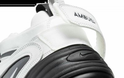 在拥有复古气息的同时潮牌商城鞋身线条也充满肌肉力量感（AMBUSH x 耐克全新联名 Adjust Force 鞋款系列发售详情公布）