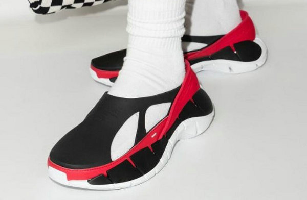  上月初发售的 C潮牌商城roafer 设计令人印象深刻（锐步 x Maison Margiela 全新联乘 Zig CR 鞋款曝光）