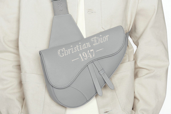 灰色是迪奥设计潮牌信息师最喜欢的颜色（迪奥全新“Christian Dior 1947”手袋胶囊系列亮相）
