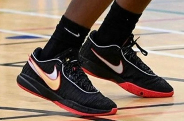 这双 LeBron 20 首潮牌品牌发配色便是黑红（Nike LeBron 20 黑红配色鞋款抢先预览，发售日期定了！）