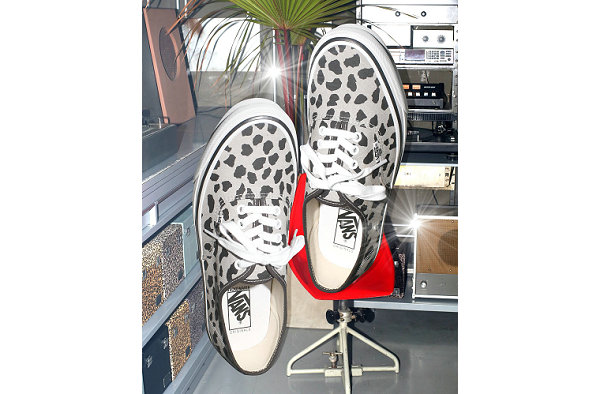  日本街头品牌 WACKO MARIA 与范斯这对「黄潮牌品牌金搭档」日前又再度迎来合作并推出了全新 Authentic 鞋履（范斯 x WACKO MARIA 全新联名 Authentic 鞋款系列即将登场）