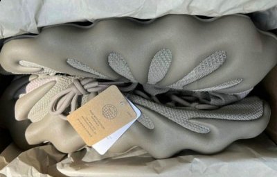  YEEZY 450 因其大胆怪异的潮牌造型被众多网友称为「小笼包」（YEEZY 450 鞋款全新“Stone Flax”配色即将登场）