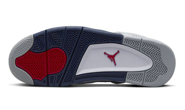 近期 Jordan Brand 也将“Midnight Na潮牌商城vy”这一经典配色方案复制到 Air Jordan 4 之上（午夜蓝 AJ4 全新“Midnight Navy”配色鞋款即将来袭）
