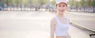 相较于配上常见的白衬衫配黑色长裤或裙子的呆板和日常哪种潮牌品牌比较好看？（衬衣穿搭的方法图解女 女生衬衫最时髦的穿搭方法 ）