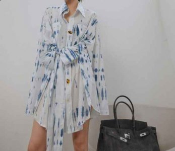  2、将衬衫扣子都扣好 潮牌冬季如何御寒提醒（衣服上的绳子怎么系好看 ）