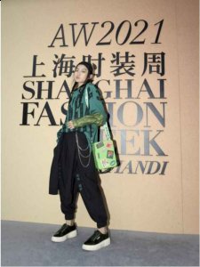 在上海发布了两款具有话题性的跨时代国潮单品哪种潮牌品牌比较好看？（把冰箱背在身上，青岛啤酒又一款脑洞设计潮爆时尚圈 ）