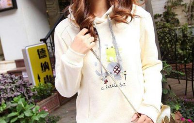  2、圆领卫衣+中长圆领白T 卫衣搭配中长款圆领白T哪种潮牌品牌比较好看？（卫衣里要不要穿其他衣服 卫衣里面穿什么时尚好看 ）
